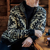 Männer zip-up strickjacke in warmem schwarz und beigen geometrischen mustern - lässige schicht für kühlere tage